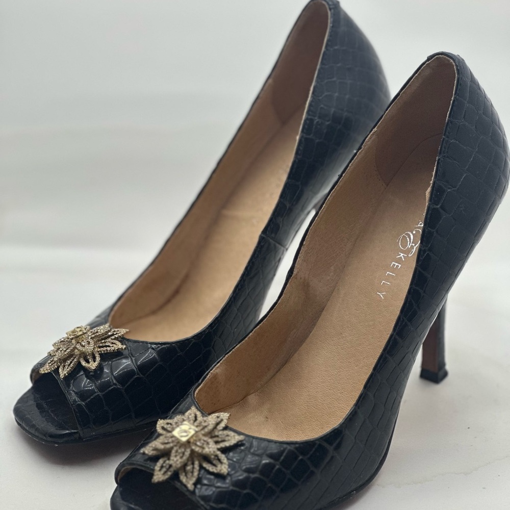 Black Peep-Toe Heels with Gold Accent DIANA&KELLY , size 9. Very good condition